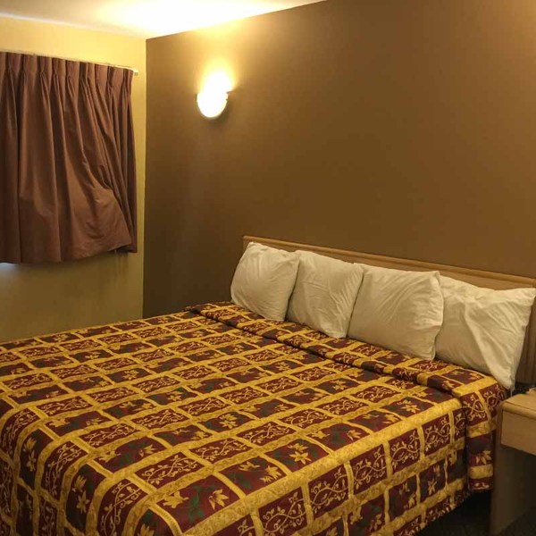 1 Queen Bed Non Smoking Photo 2